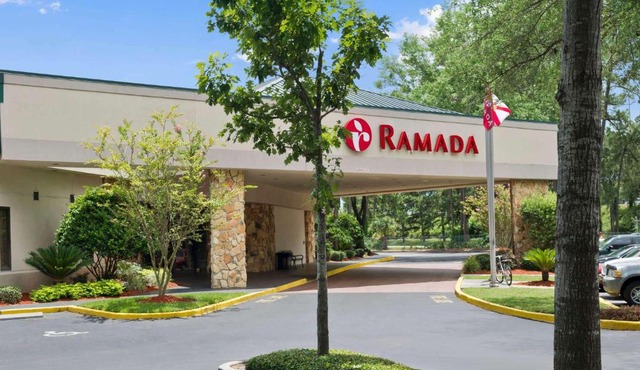 Ramada by Wyndham Jacksonville Hotel & Conference Center in Loretto
