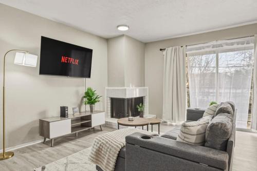 Refined Dallas 1BR Pool and Gym Galleria 20 Min to DT