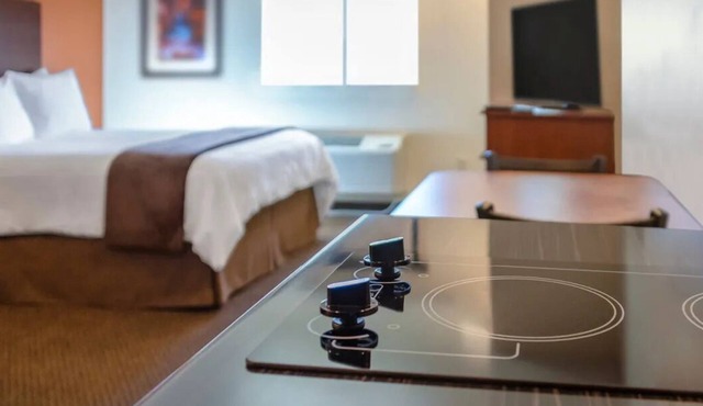 Relax & Explore Brookings – Queen Bed w/Recliner and Full Kitchen Included in Brookings County