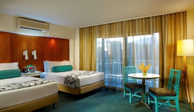 Relaxed Family Travel: 4 Spacious Rooms Near Waikiki + Free Breakfast in Honolulu