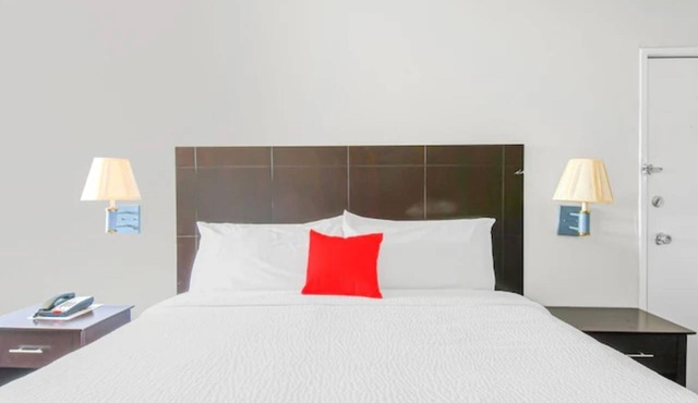Relaxing King Stay | Irving Hotel Near Restaurants, DFW Airport & Entertainment