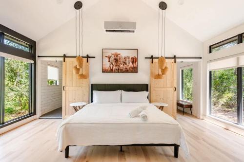 Relaxing Ranch Friendly Animals Modern Stay Cabin 1