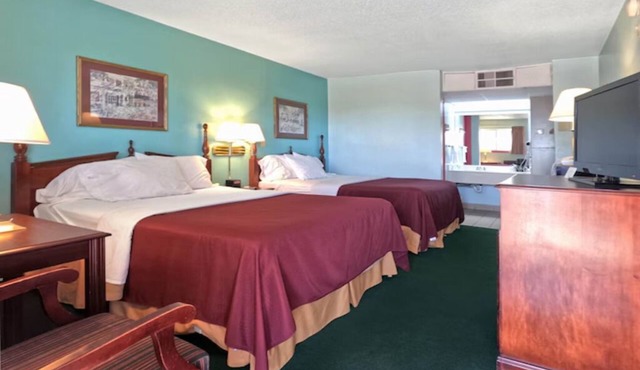 Relaxing Room w/2 Full Beds – Near Dining and Historic Route 66 Sights