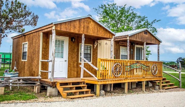 Relaxing Waterfront Cabin Getaway for Families and Couples in Medina, Texas