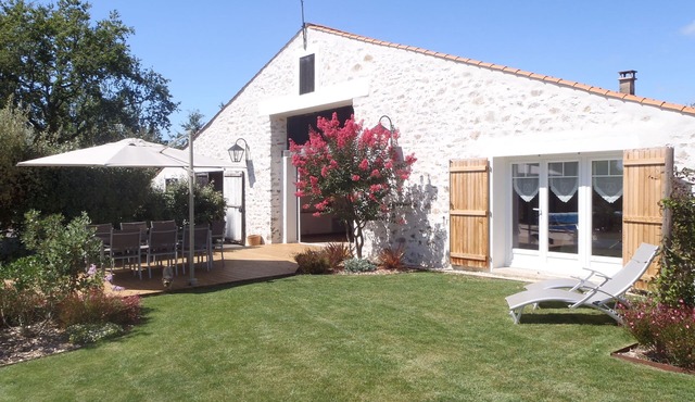 Renovated barn, 85150 Saint-Mathurin, Vendee, Pays de la Loire, quiet guaranteed in Saint-Mathurin