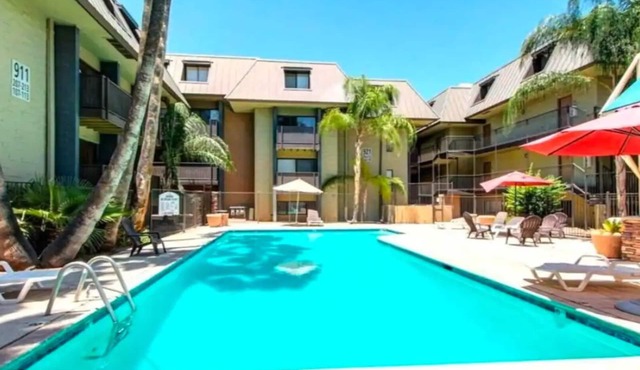 Resort-Style Condo: Pool, Balcony, Walk to U of A