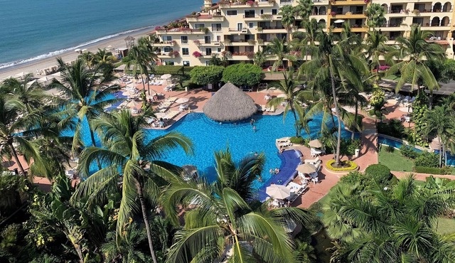 Restful, beautiful luxury suite, w/an ocean view, sandy beaches, dining, & spa
