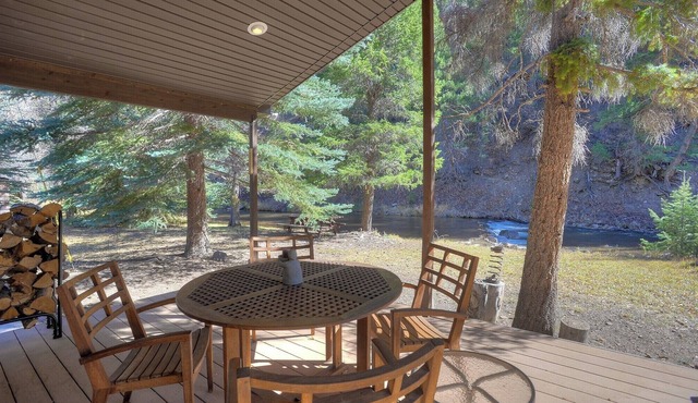 River Front Cabin on 1 acre - 14 Minutes to Downtown Durango