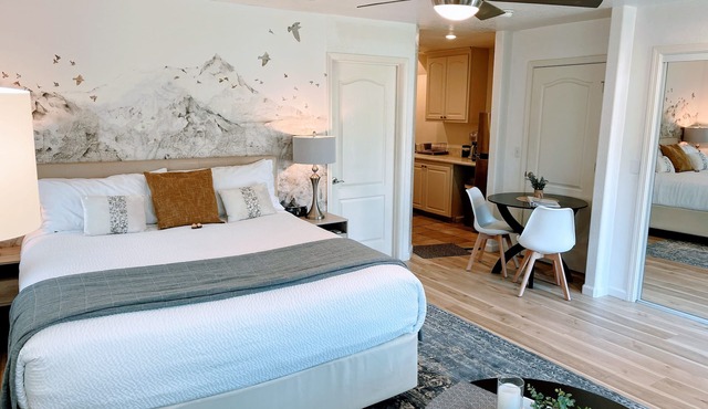 River Retreat Luxury King Studio with Jacuzzi bath, walkers paradise,near river.
