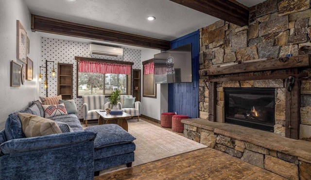 River's Ranch - Riverfront with Hot Tub & Theater in Kalispell
