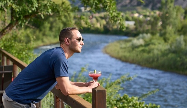 Riverfront Escape, 5 mi to Hot Springs, Central A/C, MediaRoom, HotTub,MtnViews!