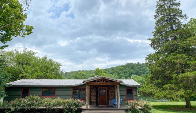 Riverfront House, Sleeps 10, at Wildcat Shoals Boat Ramp, Excellent Bank Fishing