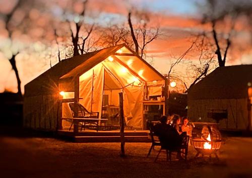 Riverside Paradise: Luxurious Safari Tent on the San Marcos River near Kingsbury, Texas