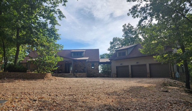 Rocky Top Garage Apartment on Beaver Lake