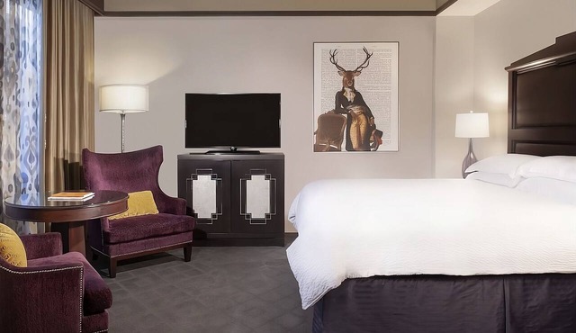 Romance Jacuzzi Room at The Ashton Hotel, Steps To General Worth Square!