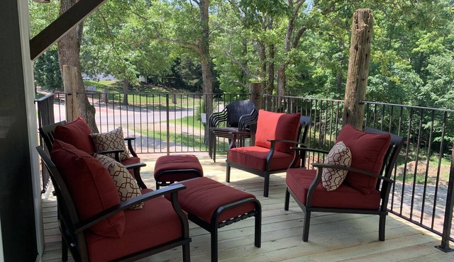 Romantic Bungalow! Pool💦Hot Tub,Fire pit, Outdoor Space, Branson & Cricket Creek