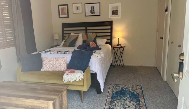 Room with mountain views/hiking, private entrance & peaceful courtyard.