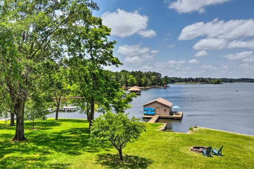 Roomy Texas Lake Retreat w/Private Boat Ramp