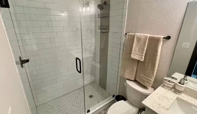 Rose -1, Luxury Large room, Sleeps 5, Wifi