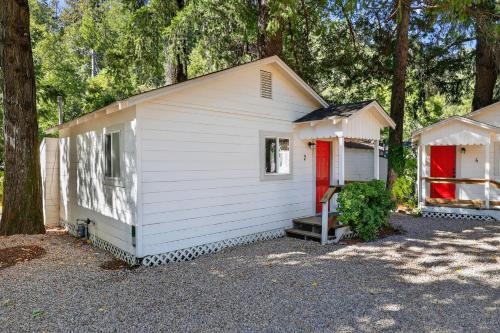 Rouge Cobb Mountain Hotel - Cabin 2