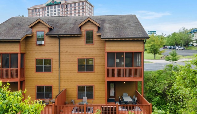 Rustic-Chic 4BR + Loft Cabin | Golf & Show Discounts! in Branson