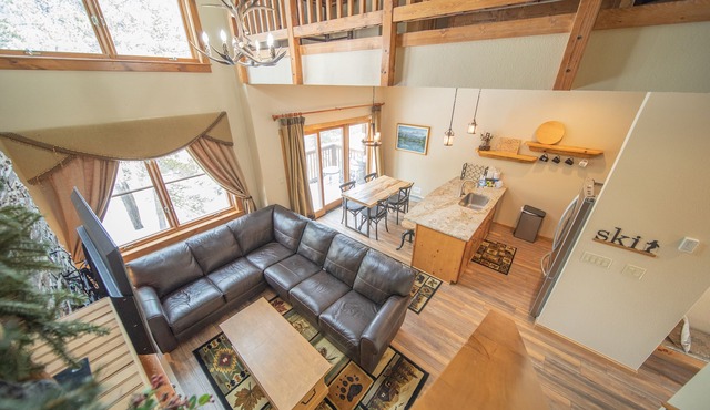 Rustic & Cozy Cabin that's Ideal for Summertime!