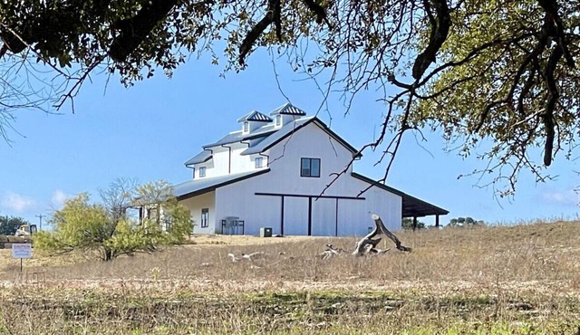 Rustic Ranch Retreat-Ideal for Family Reunions, Corporate Getaways, and Memorable Celebrations