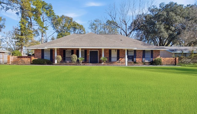 Rustic Retreat 5‑BR Home w/Backyard Oasis + Fire Pit