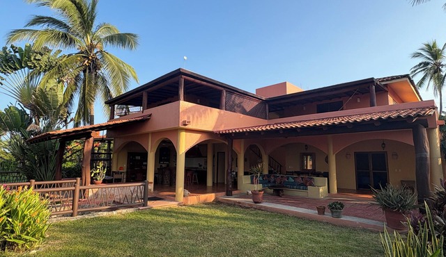 Saladita Perfection! Close to everything, walk to surf, elevated views.