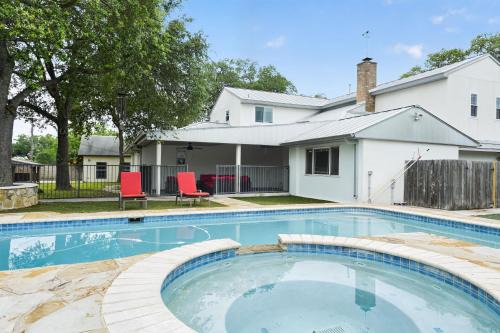 San Antonio Retreat 5BR Sleeps 9 -Near Fiesta TX home