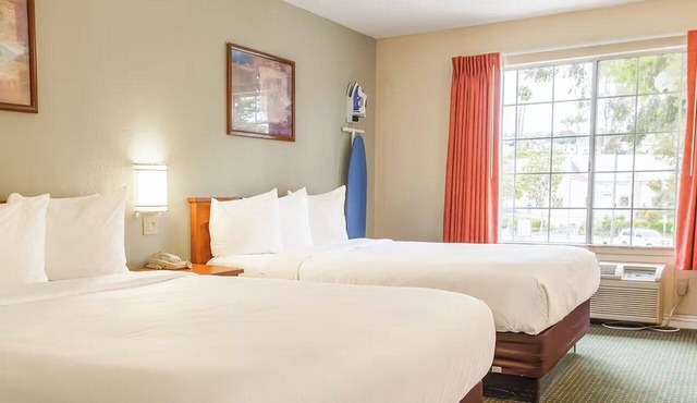 San Clemente Pier & Restaurants Steps from 2 Queen Beds Room | Free Parking