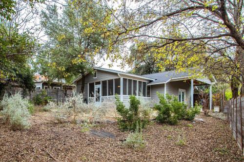 Screened-in Porch Walkable to SoCO