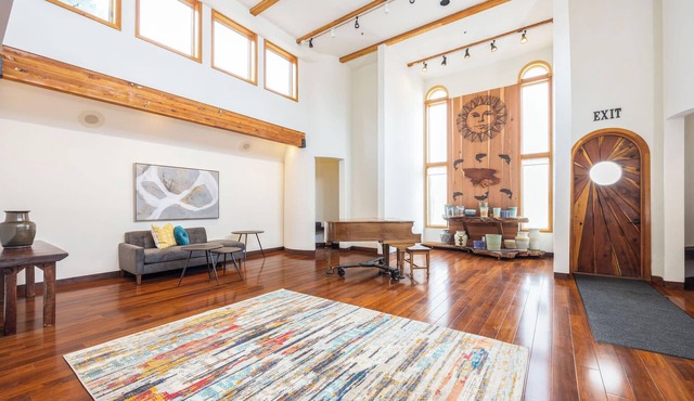 Seaside Art Gallery Loft: Inspire Your Creativity with Breathtaking Views!