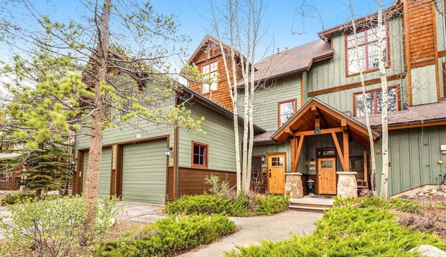 Seasons 3BR TH next to Keystone Lake w/free shuttle to slopes and hot tub!