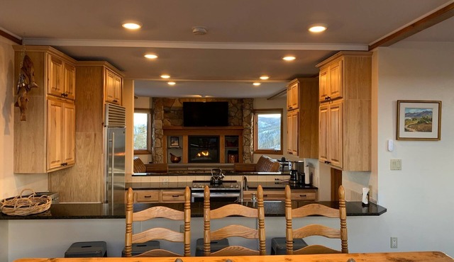 Secluded home overlooking Fraser River with hot tub, 3 fireplaces, amazing views
