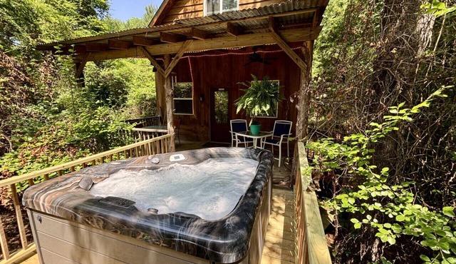 Secluded Lake Palestine Cabin with private Hot Tub and Fire Pit
