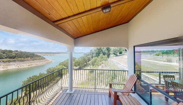 Shiraz Haus: Lakefront villa on vineyard, 45 mins from Downtown Austin