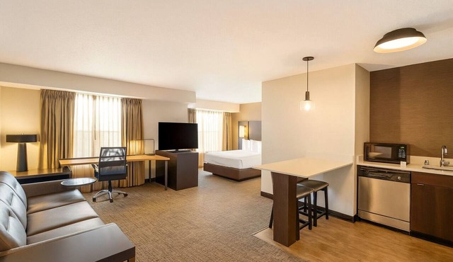 Short drive from Addison Airport! Pet-friendly, Breakfast, Pool, Tennis Court!