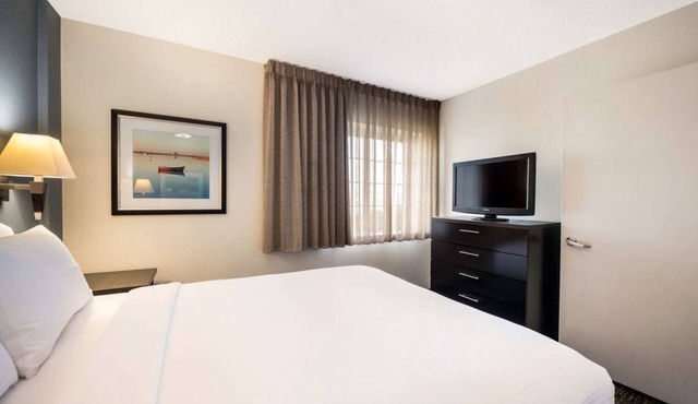 Short Drive to Kemah Boardwalk! Full Kitchen, Pet-friendly, Free Parking!