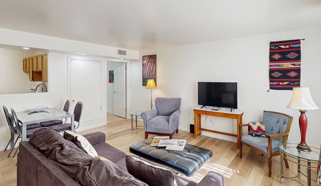 Single-level Condo with community pool/hot tub/clubhouse, in central location