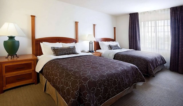 Six Flags Fun | Spacious Unit with Full Kitchen | Outdoor Pool | Free Breakfast