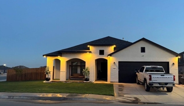 Sleeps 10. 4-bedroom 3 bath house.