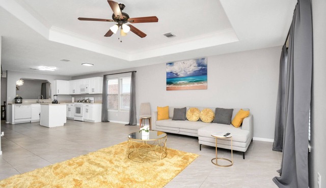 Sleeps 12 - Spacious 4 bedroom in Central Katy W/Backyard