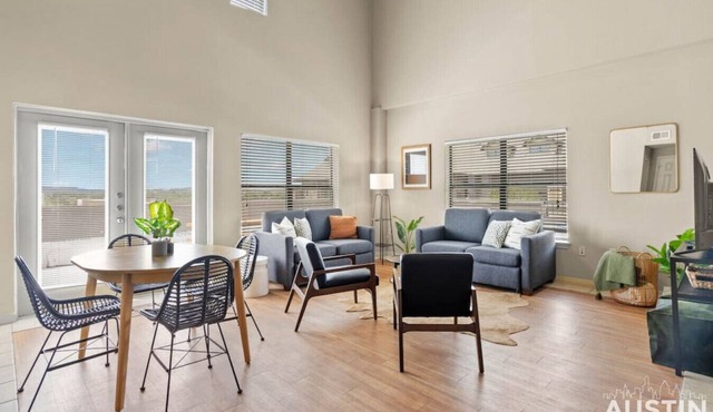 Sleeps 12 - Spacious West Campus Apt w Huge Patio!