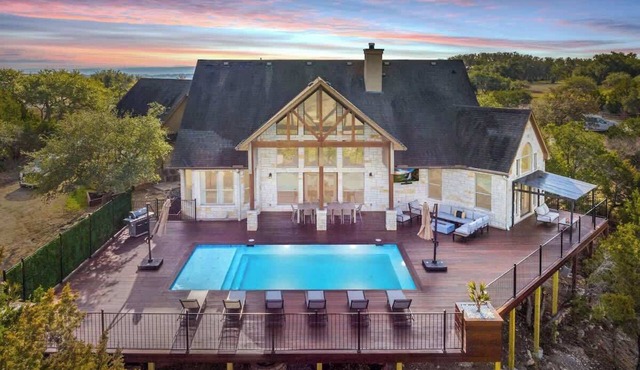 Sleeps 20 | Pool, Game Room | Luxury Fall Retreat