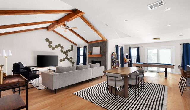 Sophisticated 5BR w/Spa, Fire Pit & Parking
