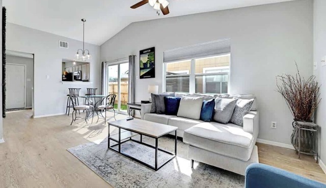 South Austin Retreat: Pet-Friendly Townhouse