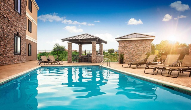 Spacious 2BR Suite w/Kitchen | Pool + Breakfast