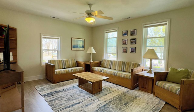 Spacious 3-bedroom apartment steps from the beach in St. Joseph in St. Joseph