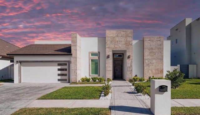 Spacious 4-bedroom house in beautiful Edinburg with awesome pool